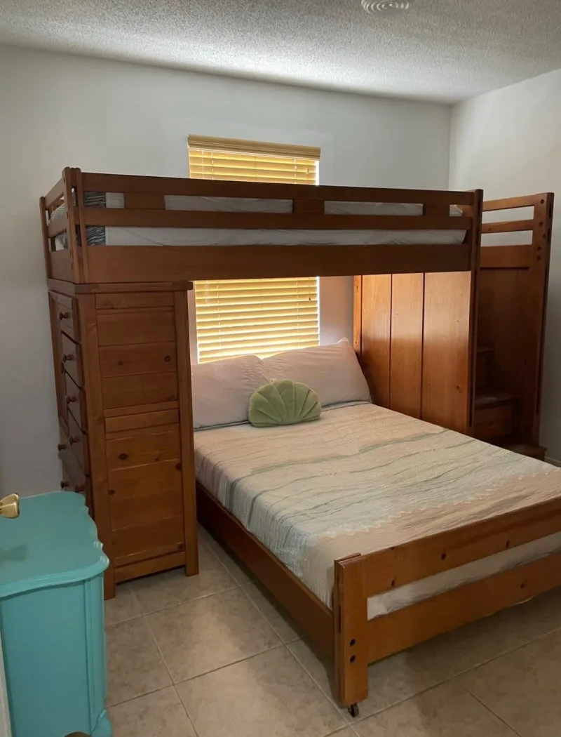 Tidy kids bedroom cleaned by Pretty City Cleaners recurring plan